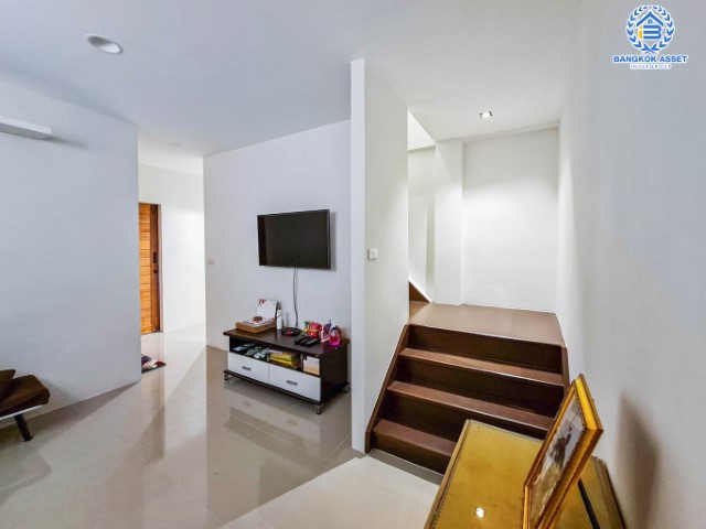 *****ทาวน์เฮ้าส์มือสองที่คุ้มที่สุด! ม.พิบูลย์ บางซื่อ เนื้อที่ 20 ตร.ว. ฟังก์ชัน 4 ห้องนอน 3 ห้องน้ำ สภาพสวย เดินระบบน้ำ-ไฟใหม่ พร้อมเฟอร์นิเจอร์! ทำเลดีใกล้เมือง! เชื่อมต่อรถไฟฟ้าสายสีม่วง "สถานีแยกติวานนท์" เข้า-ออกได้หลายทางทั้ง ถนนพิบูลย์สงคราม, ถนนวงศ์สว่าง และจุดขึ้นทางด่วน "ศรีรัช-วงแหวนรอบนอก"